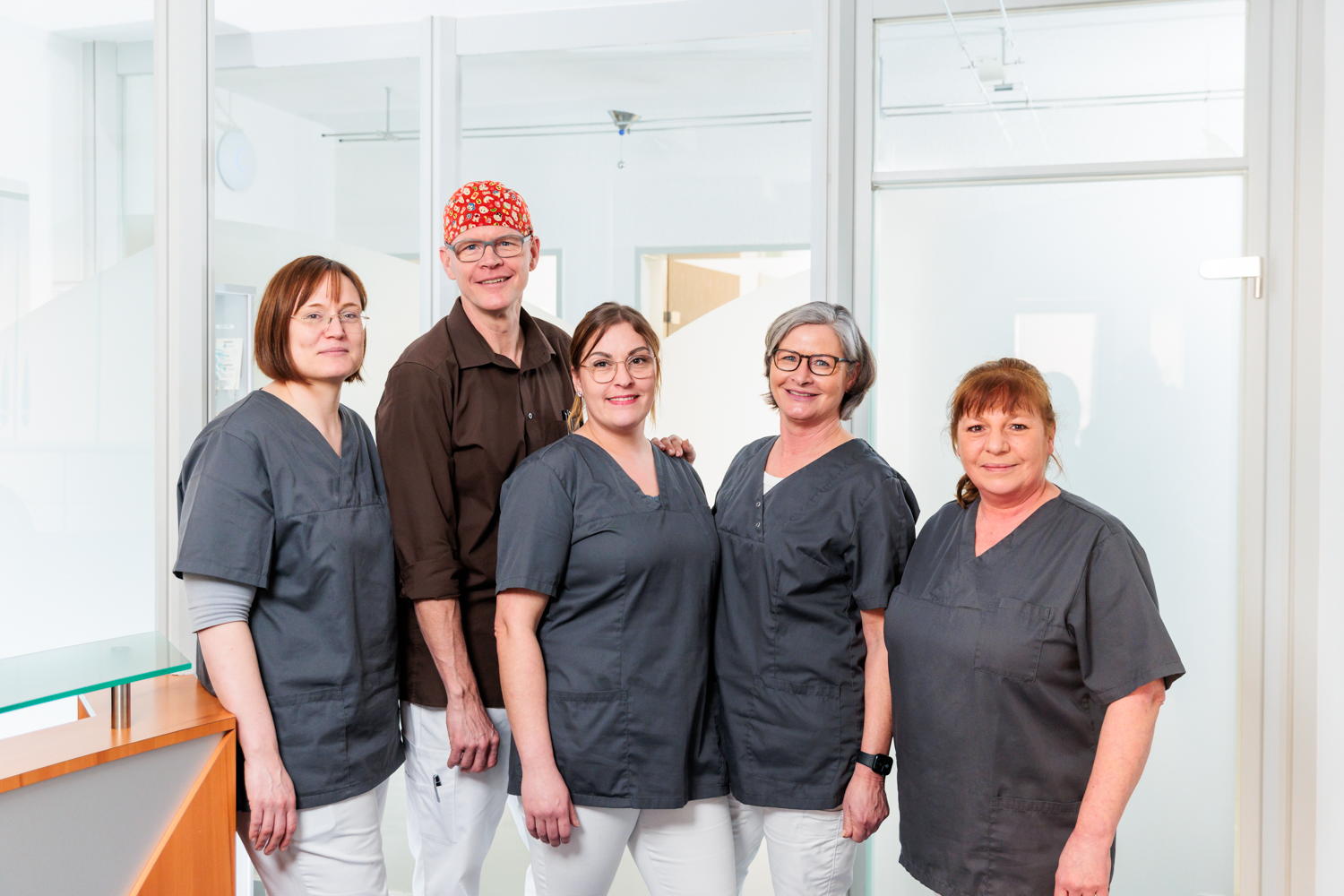 Zahnarzt Dr. Renneberg begleitet mit seinem Team Patientinnen und Patienten in Koblenz mit ganzheitlicher Zahnmedizin mit Herz.